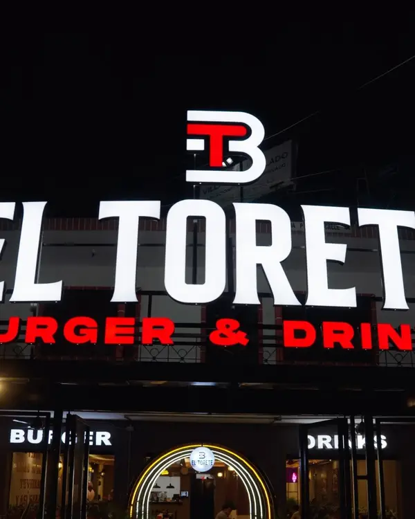 🍔🔥 ¿Buscando dónde comer buenas hamburguesas en Girón? Llegaste al lugar indicado. En El Torete Burger encue