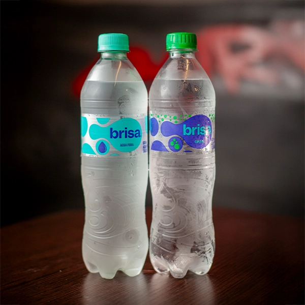 Agua 600 ml disponible con gas o sin gas en El Torete Burger Girón. Refrescante, natural y ligera para acompañar tus comidas favoritas.