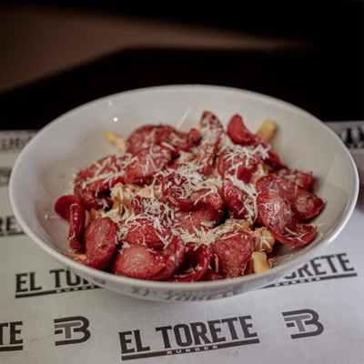 Salchipapa Salchi Chori Sencillo con papa, salchicha, chorizo y queso rallado en El Torete Burger Girón.