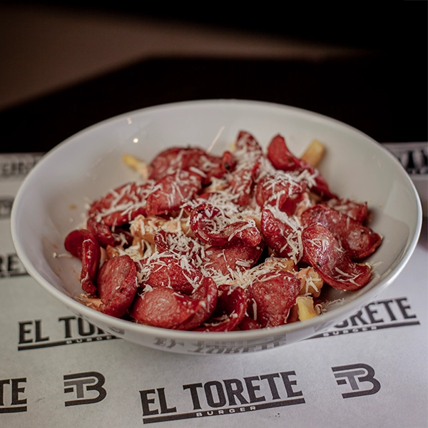 Salchipapa Salchi Chori Sencillo con papa, salchicha, chorizo y queso rallado en El Torete Burger Girón.