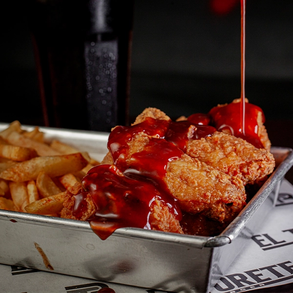 Alitas de pollo crispy con papas a la francesa en El Torete Burger, Girón Santander.