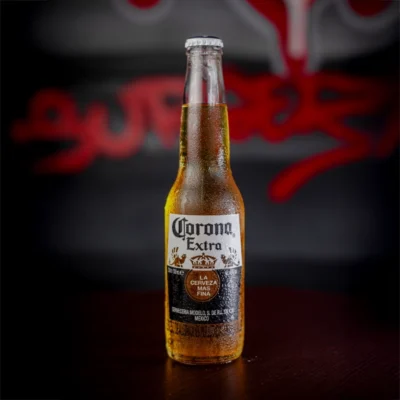 Botella de cerveza Corona 330 ml en El Torete Burger Girón.