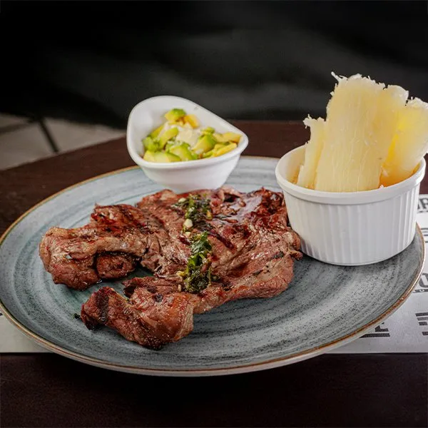Chatas 300 g con guacamole y acompañadas de yuca al vapor o papas a la francesa en El Torete Burger, Girón Santander.