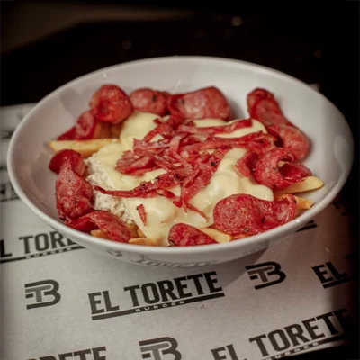 Salchipapa Chori Especial con papas a la francesa, chorizo, pollo, queso fundido y tocineta en El Torete Burger Girón