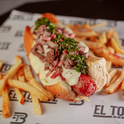 Chori Perro con chorizo ahumado, carne de res, queso fundido y papas a la francesa en El Torete Burger, Girón Santander.