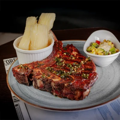 Chuletón Tomahawk 600 g con guacamole y acompañado de yuca al vapor o papas a la francesa en El Torete Burger, Girón Santander.