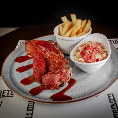 Costillas de cerdo 400 g acompañadas de papas a la francesa y ensalada en El Torete Burger, Girón Santander.