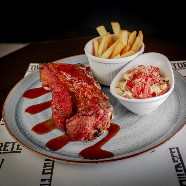 Costillas de cerdo 400 g acompañadas de papas a la francesa y ensalada en El Torete Burger, Girón Santander.