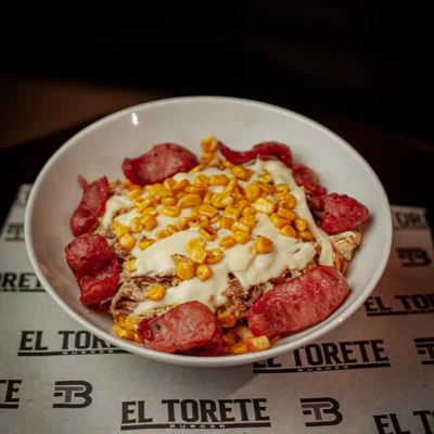 Desgranado Gallarda con papa a la francesa, carne, pollo, chorizo, queso y maíz en El Torete Burger, Girón Santander.