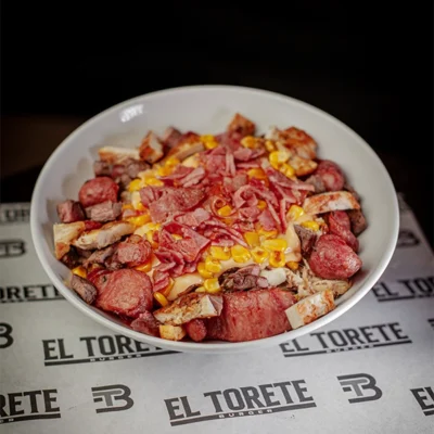 Desgranado Salvaje con carne, pollo, chorizo, pechuga, queso cheddar, maíz y tocineta en El Torete Burger, Girón Santander.