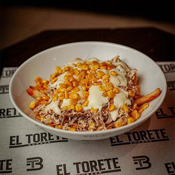 Desgranado Tradicional con papa a la francesa, carne, pollo, queso fundido y maíz en El Torete Burger, Girón Santander.