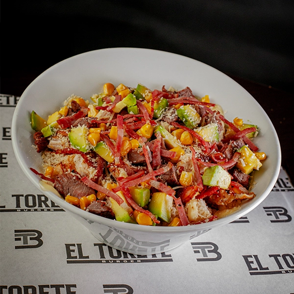 Ensalada Beef con lomo fino, pechuga, tocineta, maíz y guacamole en El Torete Burger, Girón Santander.