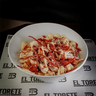 Ensalada César con pollo, tocineta, parmesano y aderezo Torete en El Torete Burger, Girón Santander.