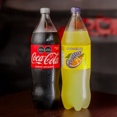 Botellas de gaseosa 1.5 litros en sabores Manzana, Pepsi, Kola y Colombiana en El Torete Burger Girón Santander.