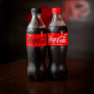 Gaseosa PET 400 ml en sabores Manzana, Pepsi, Coca-Cola, Kola y Colombiana. La bebida perfecta para acompañar tus comidas en El Torete Burger, Girón.