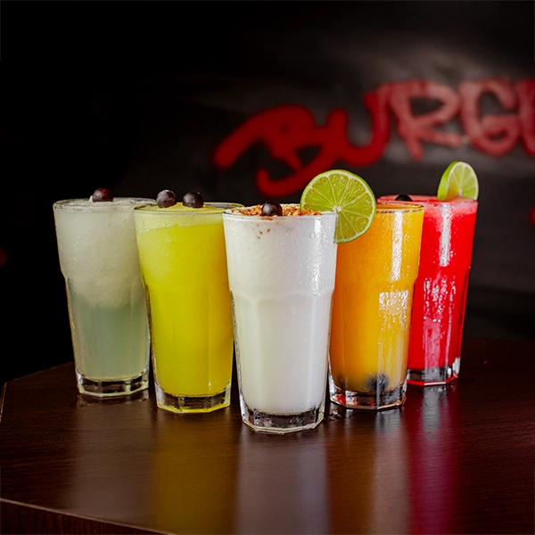 Granizadas en sabores hierbabuena, maracuyá, limón, mandarina, naranja, limonada de coco y limonada de cereza en El Torete Burger Girón.