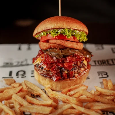 Hamburguesa Braford ganadora del Burger Master 2023 con carne de res, quesos, pepinillos y papas crocantes en El Torete Burger, Girón Santander.
