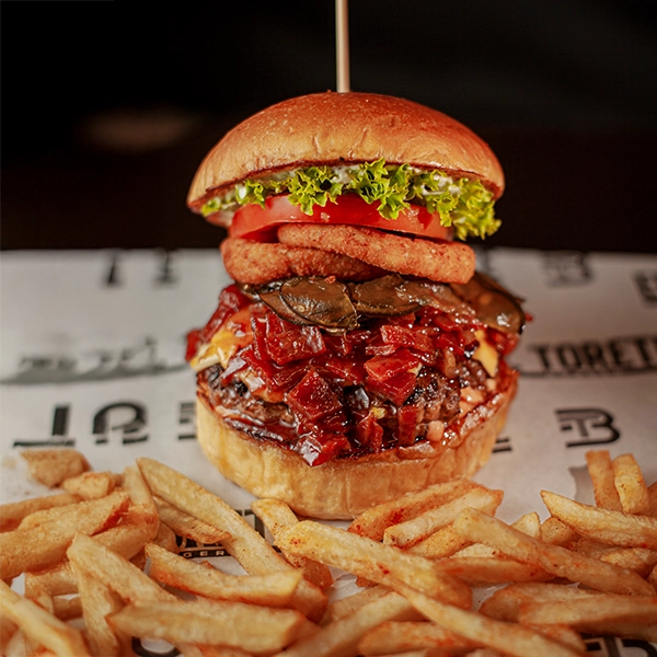 Hamburguesa Braford ganadora del Burger Master 2023 con carne de res, quesos, pepinillos y papas crocantes en El Torete Burger, Girón Santander.