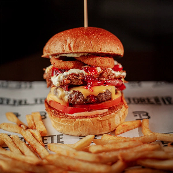 Hamburguesa Brangus con carne al carbón, lomo de cerdo desmechado, queso y vegetales en El Torete Burger, Girón Santander.