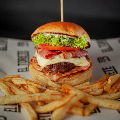 Hamburguesa Clásica Bacon con carne de res, tocineta, queso y papas crocantes en El Torete Burger, Girón Santander.