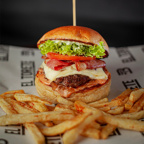Hamburguesa Clásica Bacon con carne de res, tocineta, queso y papas crocantes en El Torete Burger, Girón Santander.