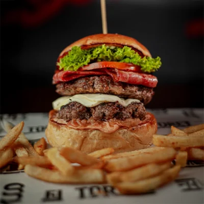 Hamburguesa Doble Carne con queso, tocineta y papas crocantes en El Torete Burger, Girón Santander.