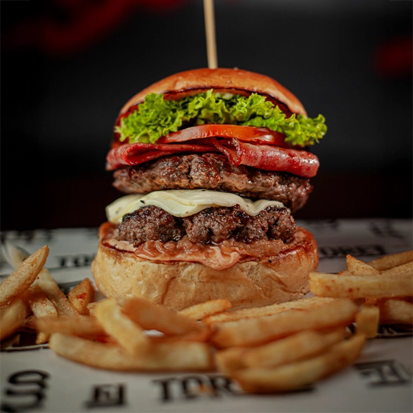 Hamburguesa Doble Carne con queso, tocineta y papas crocantes en El Torete Burger, Girón Santander.
