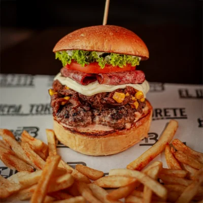 Hamburguesa Güerita con carne de res, carne desmechada, queso y papas crocantes en El Torete Burger, Girón Santander.
