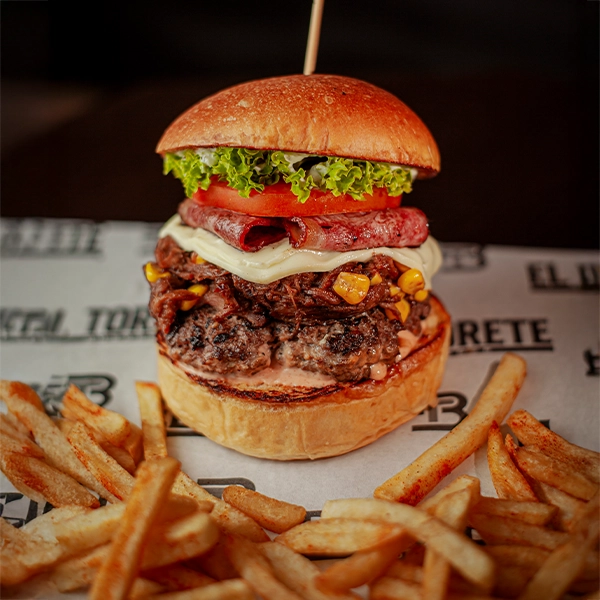Hamburguesa Güerita con carne de res, carne desmechada, queso y papas crocantes en El Torete Burger, Girón Santander.