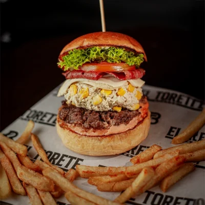 Hamburguesa GYR con carne de res, pechuga desmechada, queso y papas crocantes en El Torete Burger, Girón Santander.