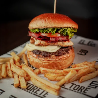 Hamburguesa Hereford con carne de res, pechuga, queso mozzarella y papas crocantes en El Torete Burger, Girón Santander.