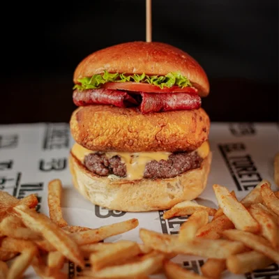 Hamburguesa Holstein con carne de res, queso apanado, cheddar y papas crocantes en El Torete Burger, Girón Santander.