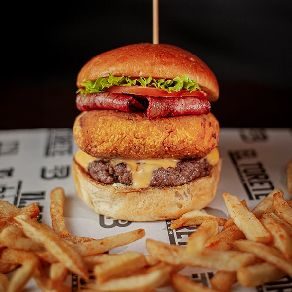 Hamburguesa Holstein con carne de res, queso apanado, cheddar y papas crocantes en El Torete Burger, Girón Santander.