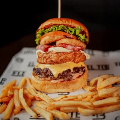 Hamburguesa La Jersey con carne de res, pechuga crispy, quesos y papas crocantes en El Torete Burger, Girón Santander.