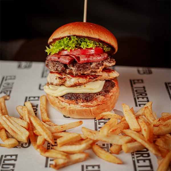 Hamburguesa La Llanera con doble carne, pechuga, queso y papas crocantes en El Torete Burger, Girón Santander.