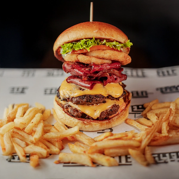 Hamburguesa La Pardo con doble carne, tocineta ahumada, queso cheddar y papas crocantes en El Torete Burger, Girón Santander.