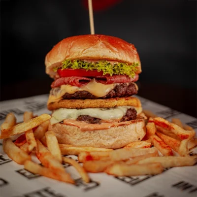 Hamburguesa La Torete con doble carne, quesos, tocineta y arepa de maíz acompañada de papas crocantes en El Torete Burger, Girón Santander.