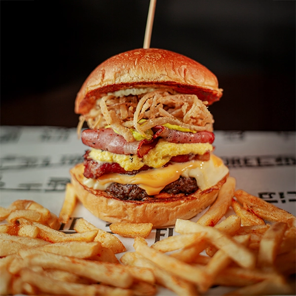 Hamburguesa Master 3.0 con carne al carbón, chuleta ahumada, guacamole y papas crocantes en El Torete Burger, Girón Santander.