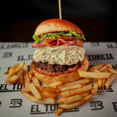 Hamburguesa Mixta con carne de res, pollo desmechado, queso y papas crocantes en El Torete Burger, Girón Santander.