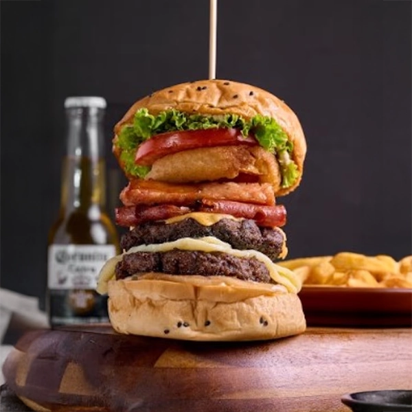Hamburguesa Parrillera con doble carne, chorizo, quesos, tocineta y papas crocantes en El Torete Burger, Girón Santander.
