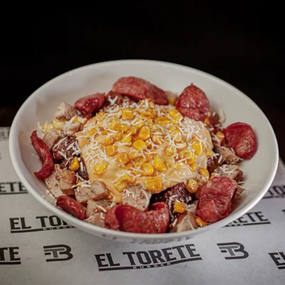 Papas Locas Torete Especial con lomito BBQ, carne desmechada, chorizo y maíz en El Torete Burger Girón.
