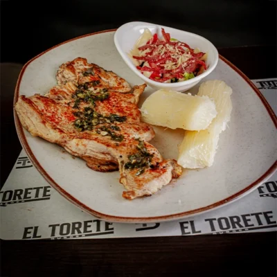Pechuga a la plancha con yuca al vapor y ensalada en El Torete Burger, Girón Santander.