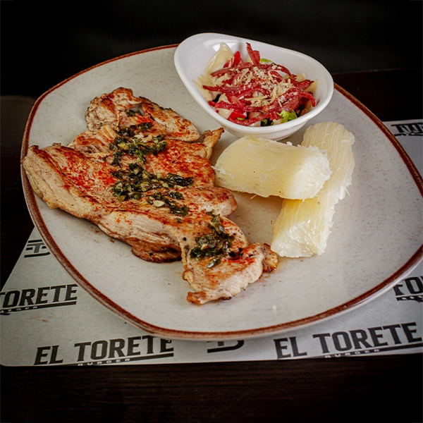Pechuga a la plancha con yuca al vapor y ensalada en El Torete Burger, Girón Santander.