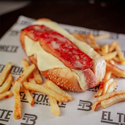 Perro Caliente Americano con salchicha americana, tocineta, queso fundido y papas en El Torete Burger, Girón Santander.