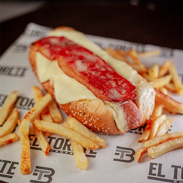 Perro Caliente Americano con salchicha americana, tocineta, queso fundido y papas en El Torete Burger, Girón Santander.