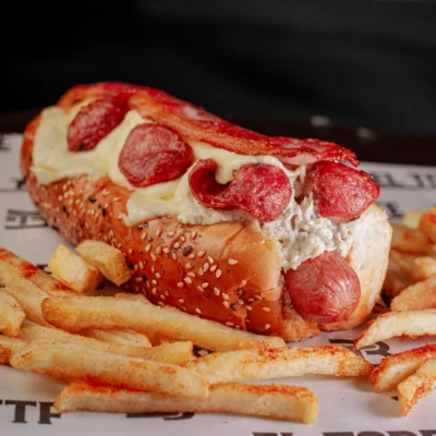 Perro Caliente Especial con salchicha americana, pollo desmechado, chorizo, tocineta y papas en El Torete Burger, Girón Santander.