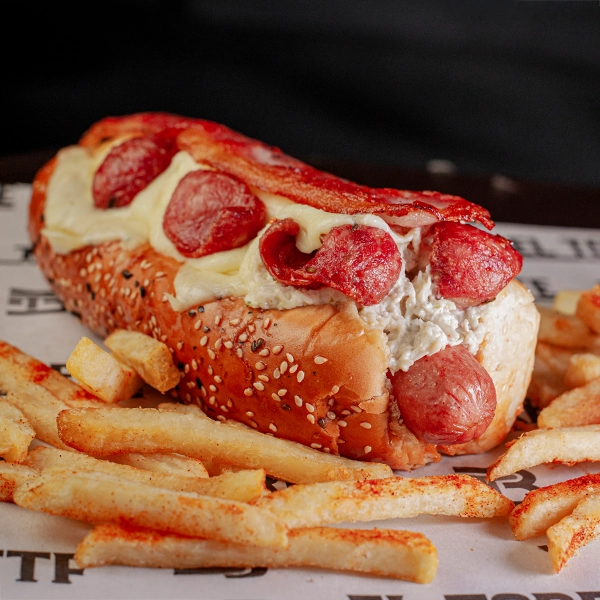 Perro Caliente Especial con salchicha americana, pollo desmechado, chorizo, tocineta y papas en El Torete Burger, Girón Santander.