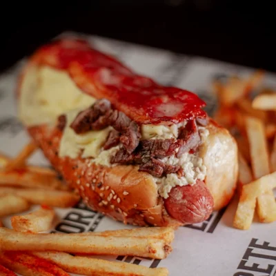 Perro Caliente Mixto con salchicha americana, pollo desmechado, carne picada y papas a la francesa en El Torete Burger, Girón Santander.