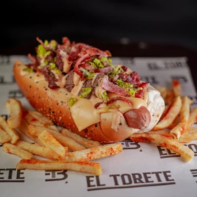 Perro Caliente Torete con salchicha americana, carne de la casa, queso cheddar y papas a la francesa en El Torete Burger, Girón Santander.