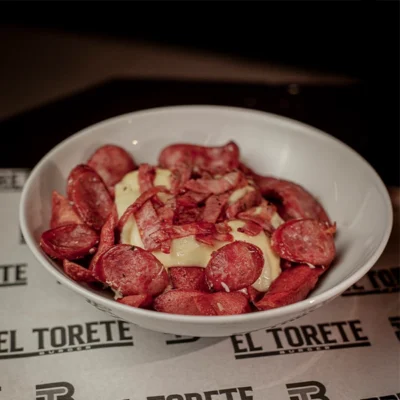 Salchipapa Salchi Chori Especial con papas a la francesa, salchicha, chorizo, pollo, queso fundido y tocineta en El Torete Burger Girón
